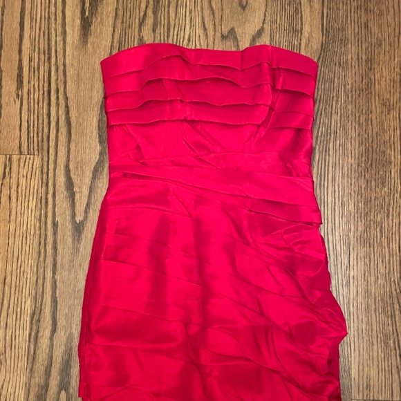 Strapless red gown - Picture 2 of 4